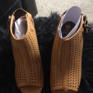 NWOT white mountain sandals